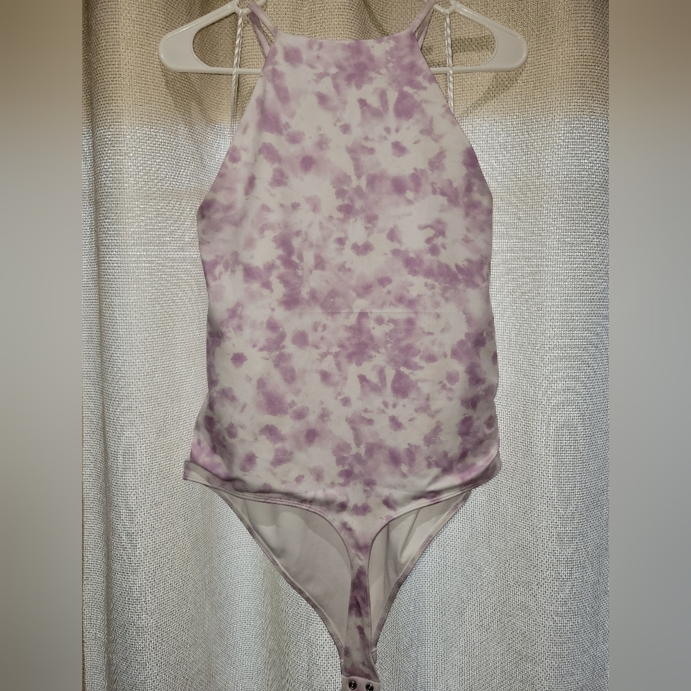 EXPRESS | Contour Bodysuit Halter Purple Tie-Dye - Picture 3 of 4